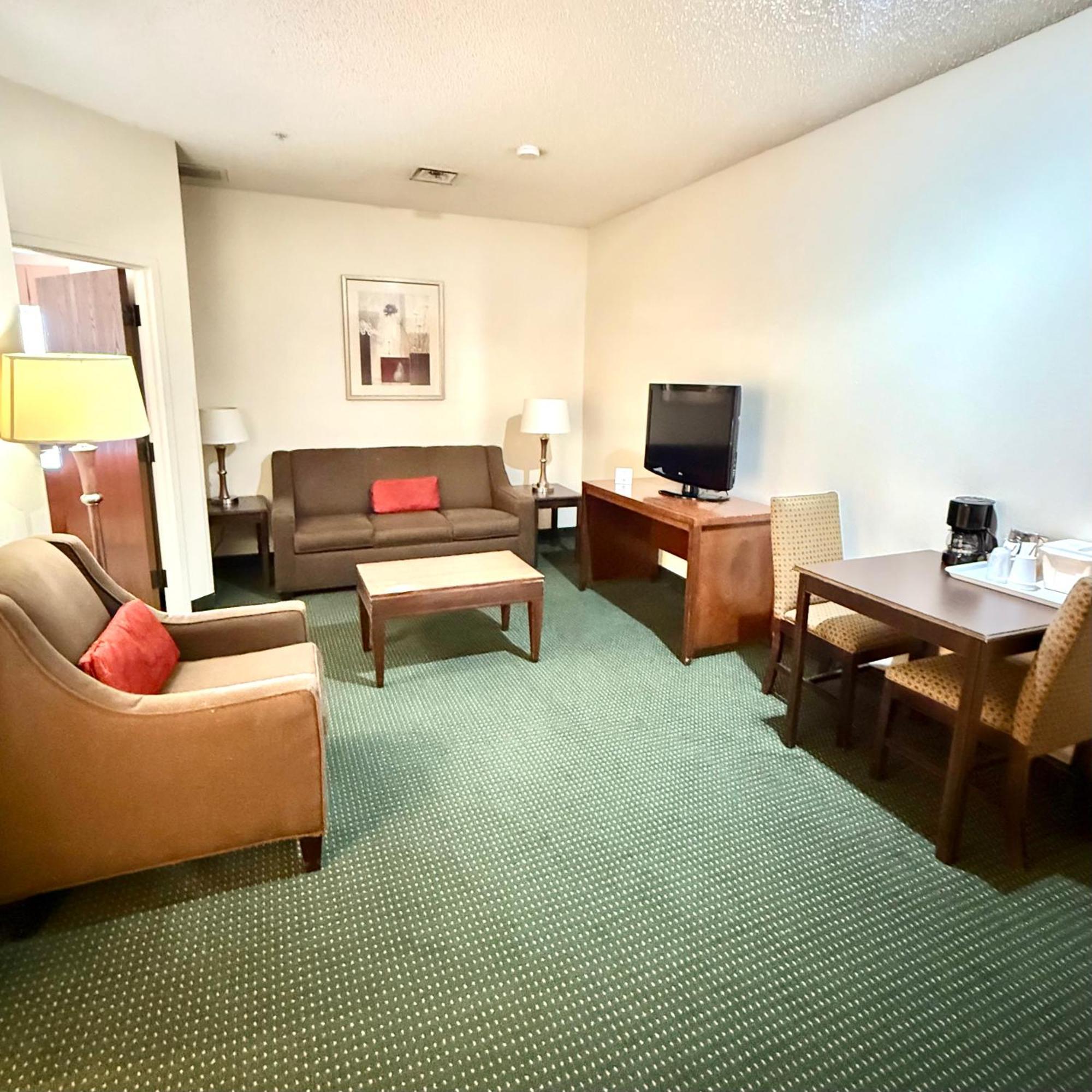 Deluxe King Suite Non-Smoking
